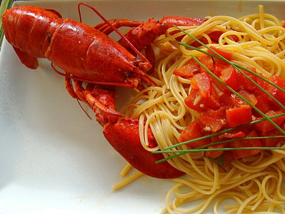 Homard dgustant ses Spaghetti aux ds de Tomates