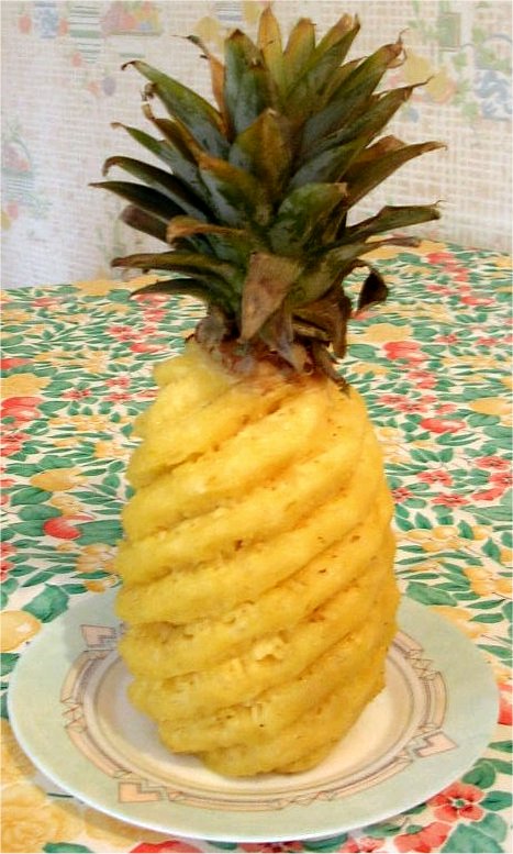 Epluche et découpe ananas 