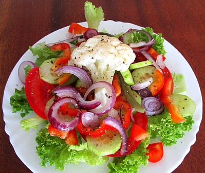 Assiette composée de crudités en salade