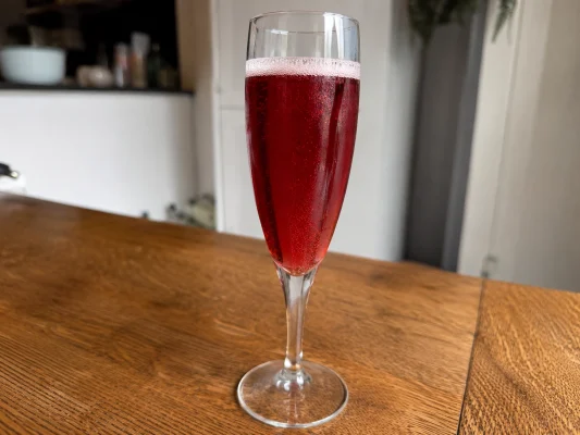 Kir breton fraîchement préparé et encore bien pétillant